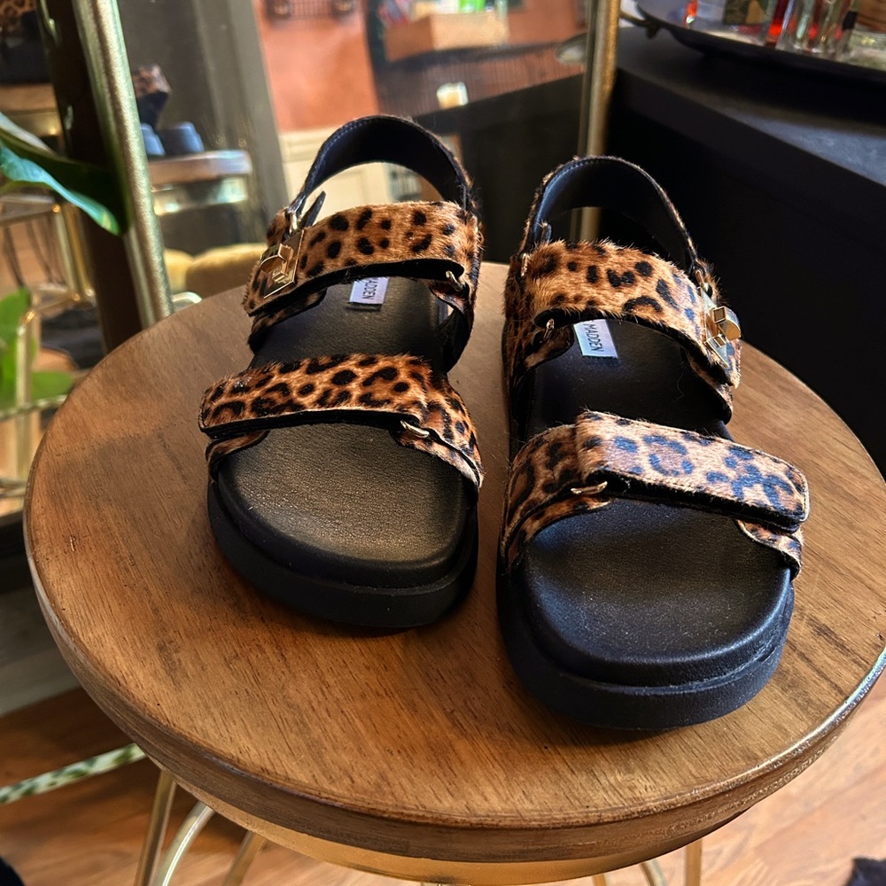 Steve Madden Mona Calf Hair Dad Sandals!
Size 10